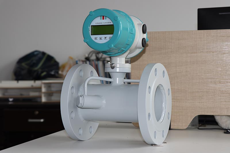 Pipe type ultrasonic flow meter for liquid