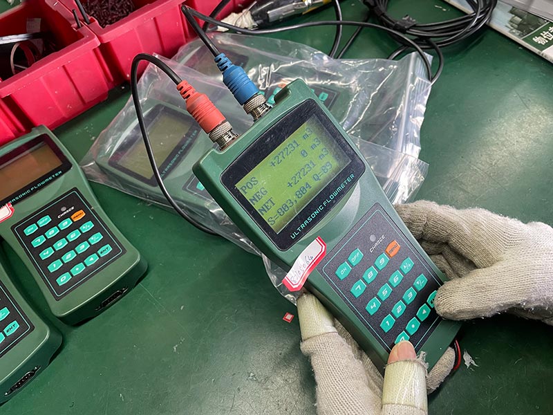 Q&T DN15-700mm digital handheld ultrasonic flowmeter with good price