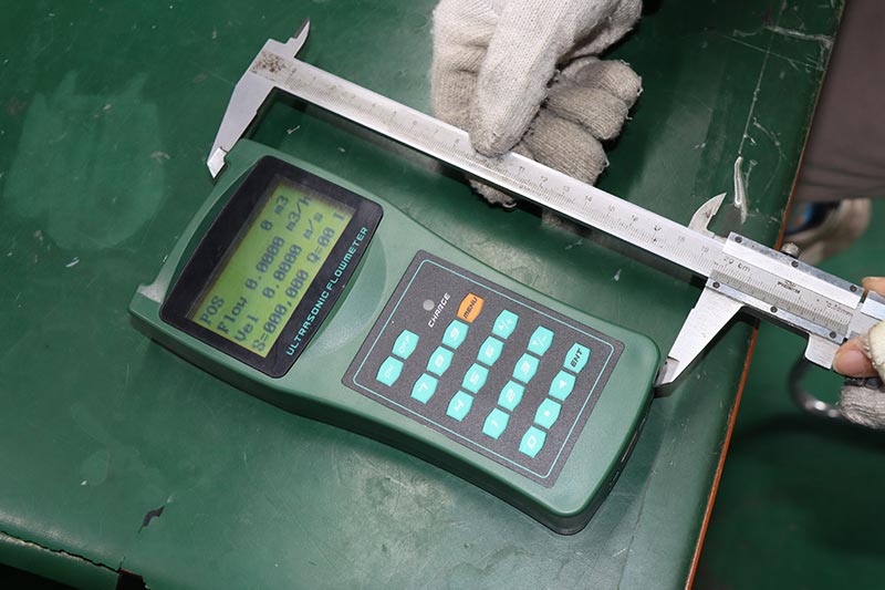 Handheld ultrasonic water flowmeter for liquid