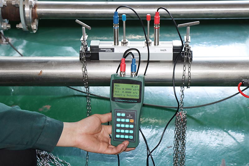 Liquid portable ultrasonic flowmeter clamp on type 3.6V battery powered