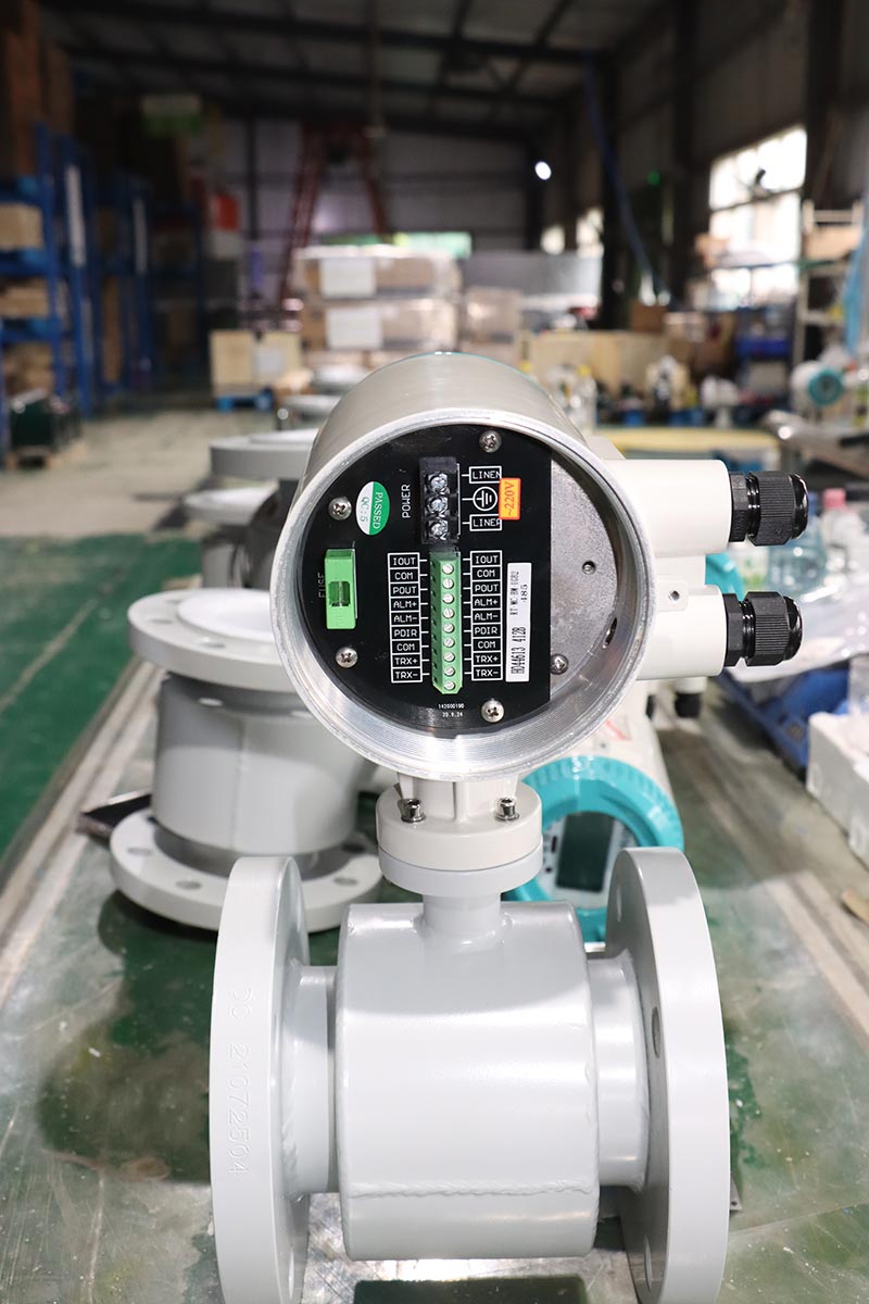Compact IP65 magnetic flow meter with SD card Bluetooth and OLED Display