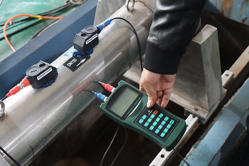 Handheld ultrasonic flow meter for water
