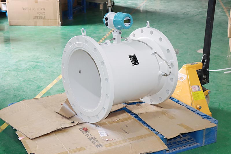 High accuracy inline ultrasonic flow meter for water