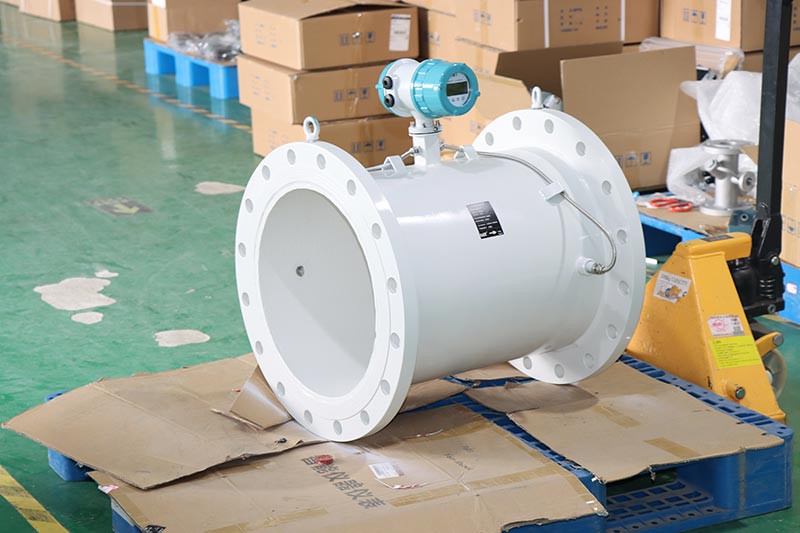 High accuracy inline ultrasonic flow meter for water