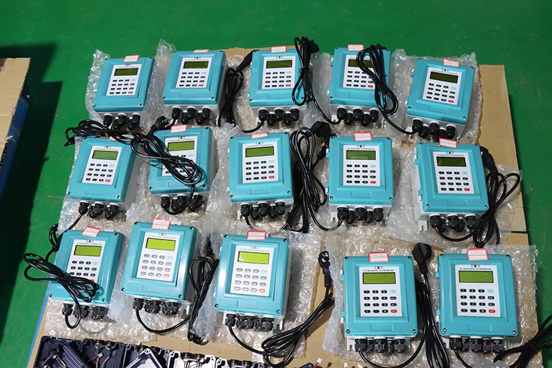 Wall-mount ultrasonic flowmeter