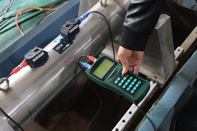 Clamp on type sensor ultrasonic water flow meter