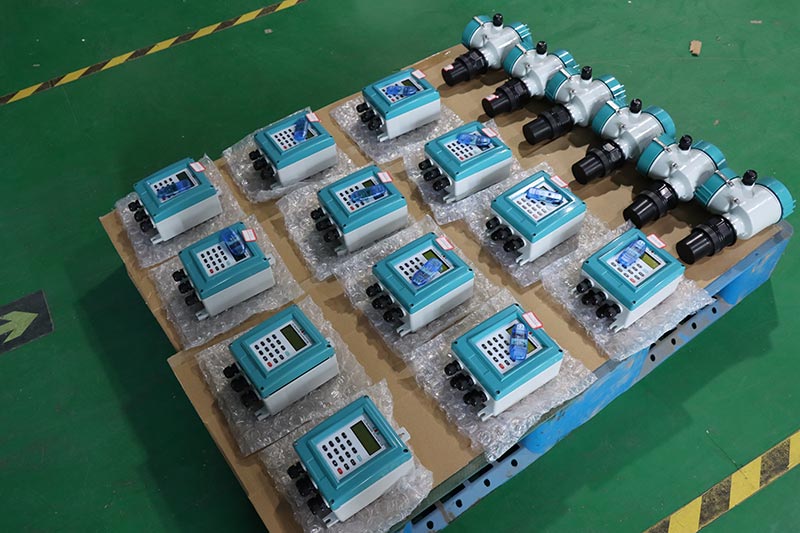 Ultrasonic flow meter wall mount ultrasonic flow sensor clamp on type transducer