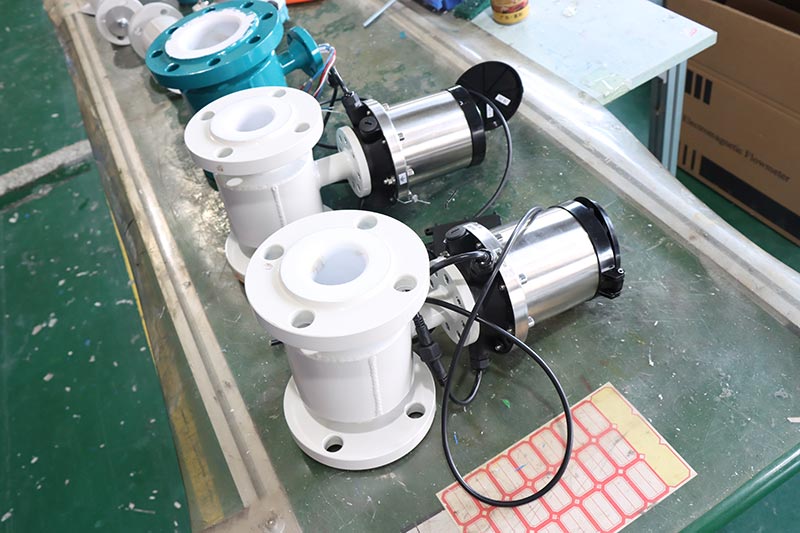 conductive Liquid carbon steel battery operated electromagnetic flowmeter