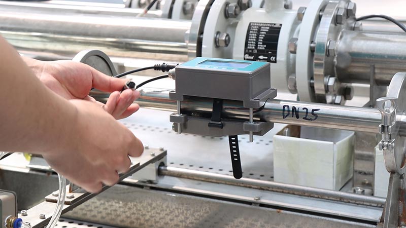 External clamp on installation Transit time ultrasonic energy BTU flow meter