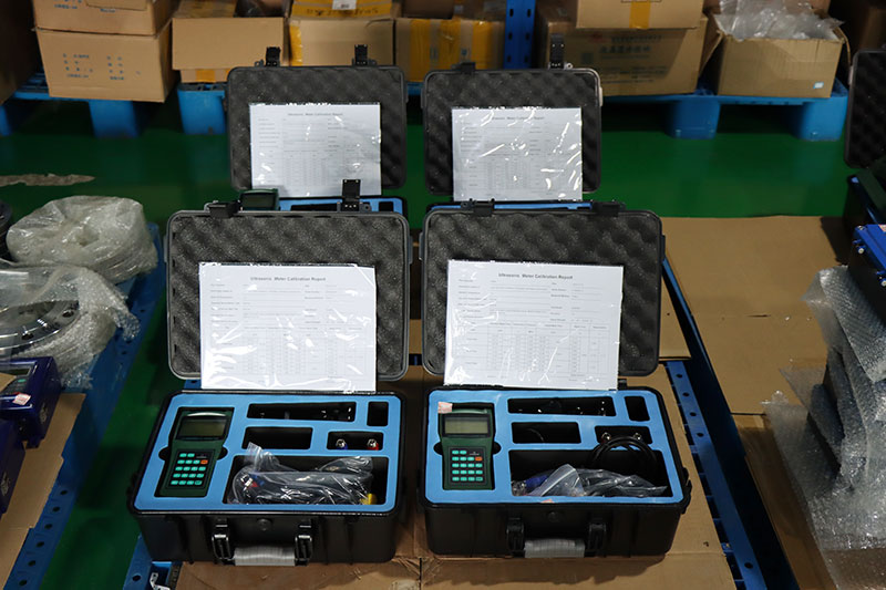 Handheld dual power supply ultrasonic flow meter price handhold portable industrial ultrasonic flowmeter