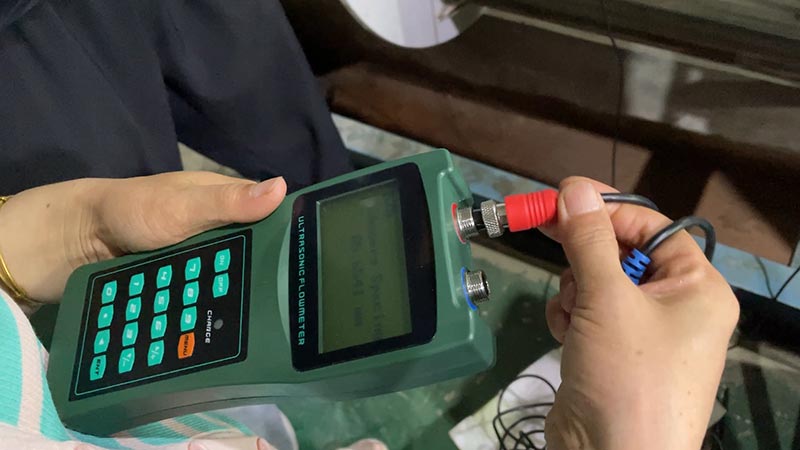 Handheld ultrasonic clamp on water flow meter flowmeter,hydraulic sewage liquid ultrasonic flow meter sensor
