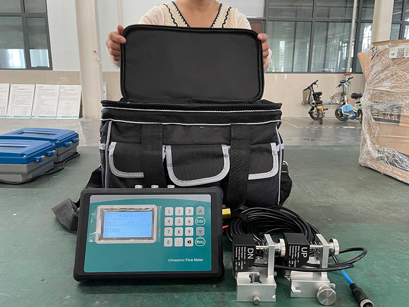 Portable ultrasonic flow meter DN50-700mm Digital Ultrasonic Flow meter