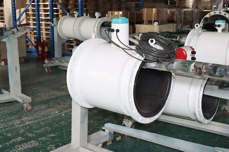 a non full tube electromagnetic flow meter which can automatically display the instantaneous flow velocityand cumulative flow