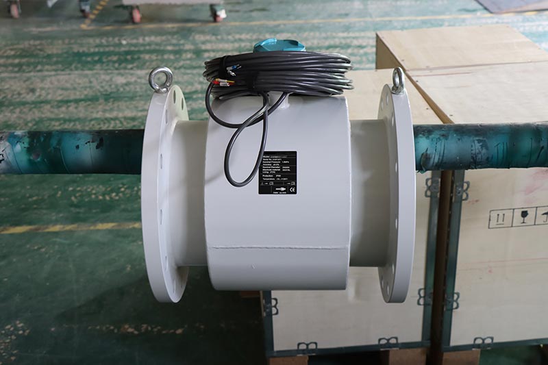 Built-in grounding electrodes mag flowmeter