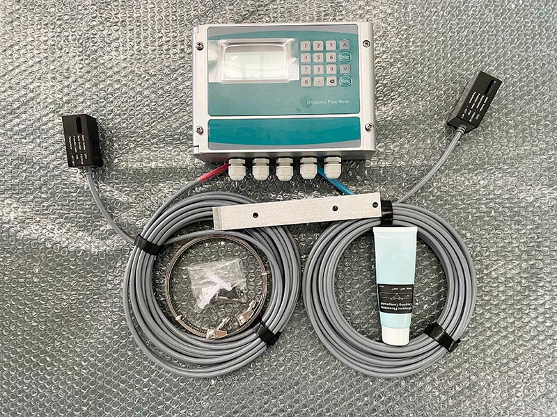 Q&T Fast delivery wall mounted clamp on flow meter ultrasonic