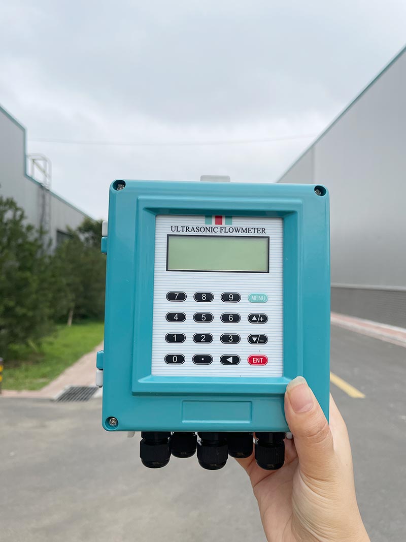 Ultrasonic water flowmeter for liquid ultrasonic flow meter